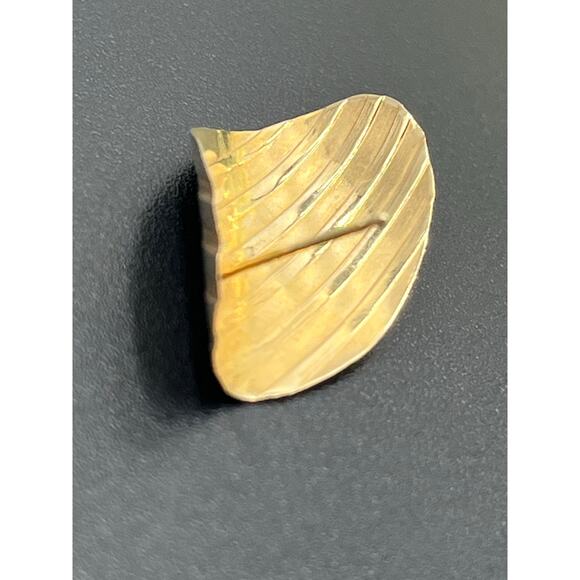 Vintage 14K Signed Yellow Gold Leaf Ribbed Curved Textured Organic Earrings - Picture 13 of 15